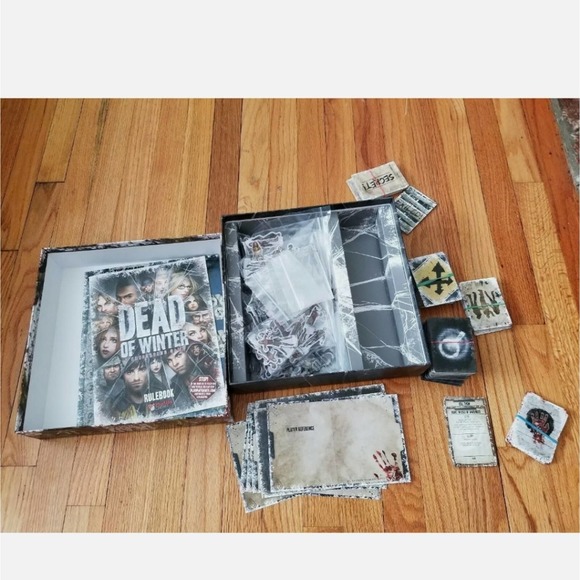 Dead of winter a crossroads board game - Picture 3 of 8